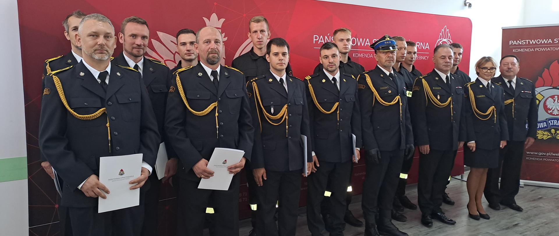 Zdjęcie grupowe kadry kierowniczej, stażystów i osób awansowanych. 