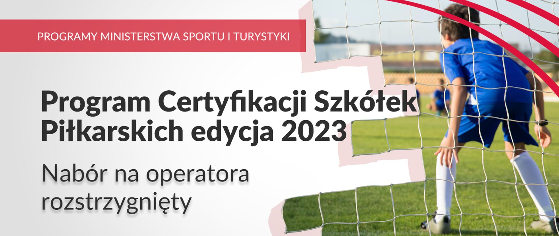 Nabór na operatora Programu Certyfikacji Szkółek Piłkarskich rozstrzygnięty; w tle grafiki chłopiec stojący na bramce