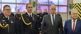 Wręczenie Brązowej Odznaki „Zasłużony dla Ochrony Przeciwpożarowej” funkcjonariuszowi st. ogn. Radosławowi Maik. Wręczenia dokonali Wicewojewoda Pomorski Pan Mariusz Łuczyk, Zastępca Pomorskiego Komendanta Wojewódzkiego PSP bryg. Wojciech Berent, Poseł na Sejm RP Pan Aleksander Mrówczyński. W tle strażacy stoją w dwuszeregu.