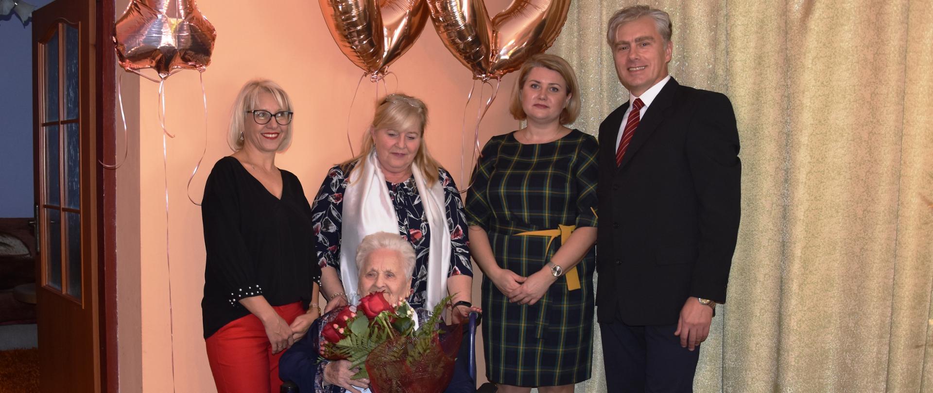 W imieniu Zdzisława Sipiery Wojewody Mazowieckiego życzenia, kwiaty i gratulacje przekazał Paweł Sagan z delegatury MUW w Radomiu