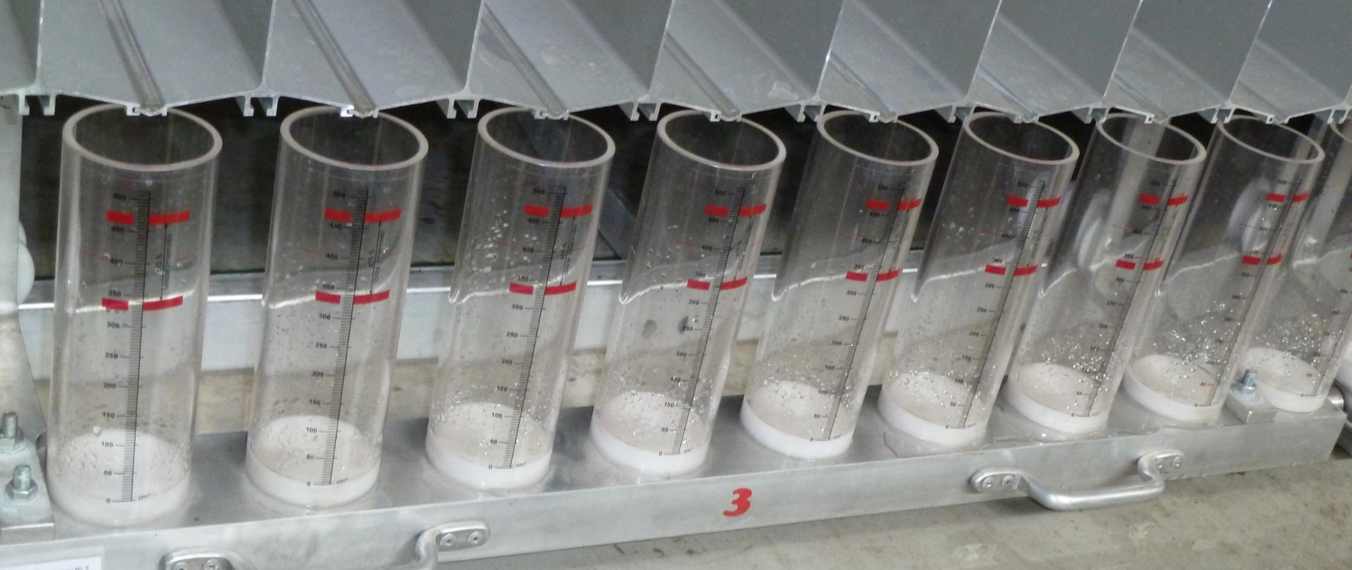 Element stołu rowkowego