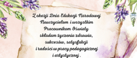 Kartka okolicznościowa z okazji Dnia Edukacji Narodowej, ozdobiona fioletowymi kwiatami na pergaminowym tle. W centralnej części znajduje się tekst z życzeniami: "Z okazji Dnia Edukacji Narodowej Nauczycielom i wszystkim Pracownikom Oświaty składam życzenia zdrowia, sukcesów, satysfakcji i radości w pracy pedagogicznej i artystycznej. Dzięki Państwa zaangażowaniu nasza szkoła jest miejscem, gdzie talent spotyka się z inspiracją, a nauka z pasją. Janusz Turek, Dyrektor PSM w Stalowej Woli. Stalowa Wola, dnia 14 października 2025 r."
