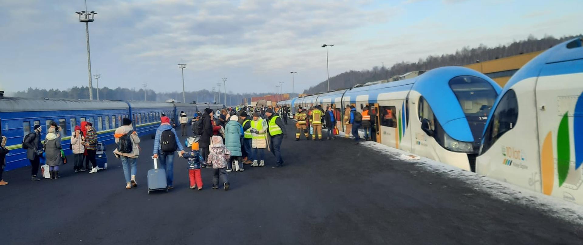 Strażacy pomagają uchodźcom z Ukrainy