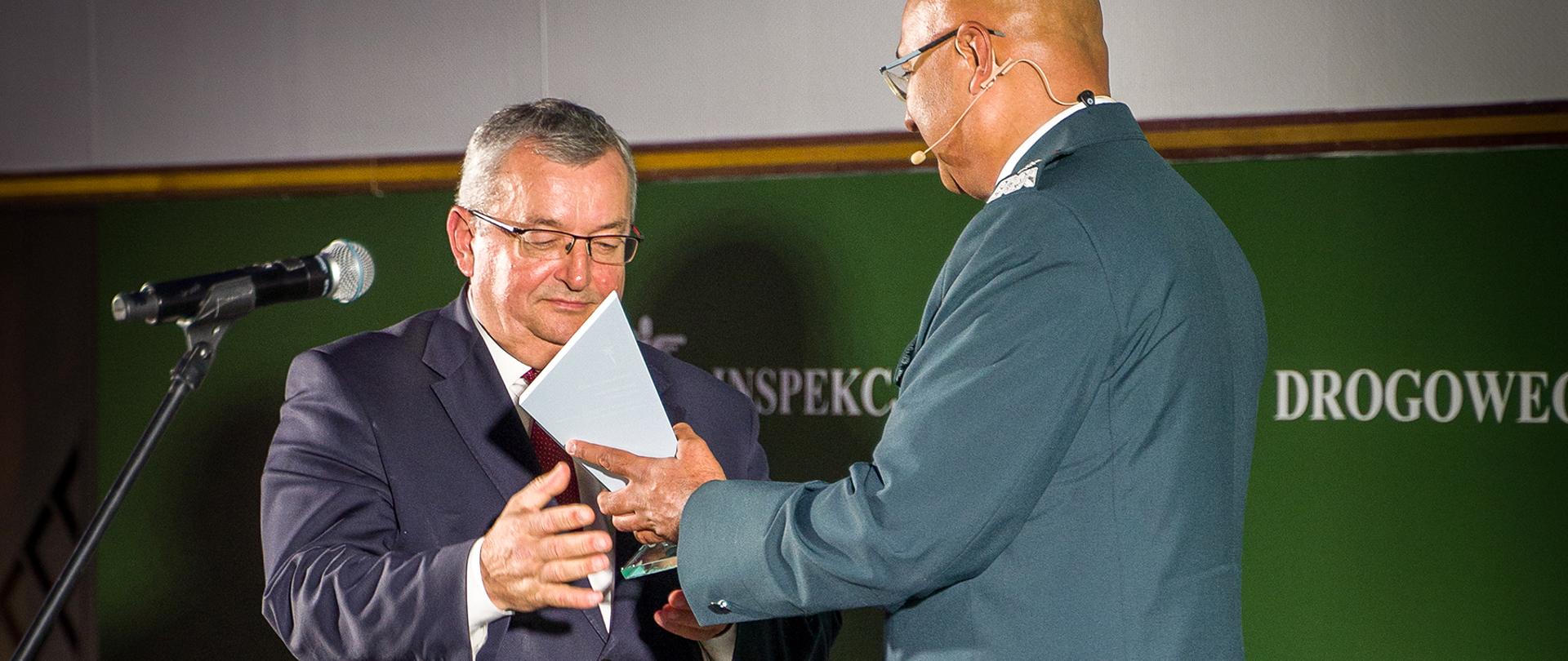Minister Infrastruktury Andrzej Adamczyk został uhonorowany statuetką „Partner Bezpieczeństwa ITD” w uznaniu za wkład w rozwój ITD oraz zaangażowanie w propagowanie działalności instytucji
