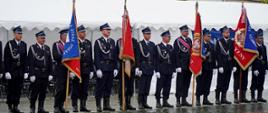 Na zdjęciu podczas uroczystego apelu połączonego z poświęceniem i przekazaniem czterech samochodów pożarniczych i quada dla jednostek Ochotniczych Straży Pożarnych z gminy Biecz widoczne poczty sztandarowe z jednostek Ochotniczych Straży Pożarnych.