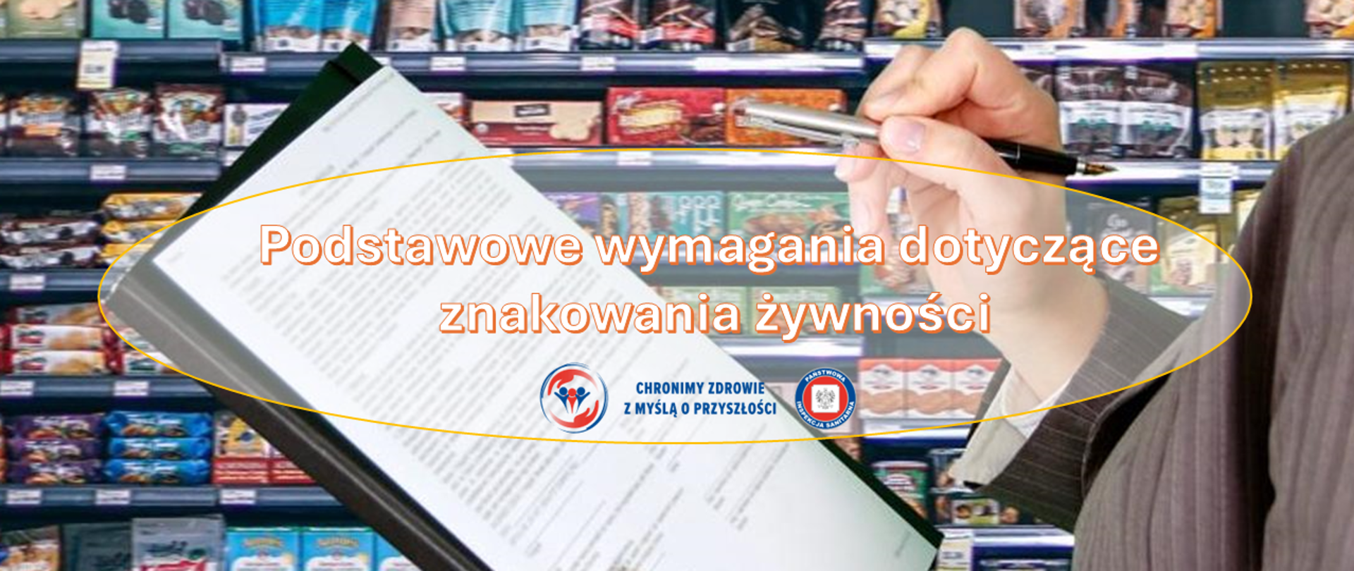 Baner informacyjny pt. »Podstawowe wymagania dotyczące znakowania żywności«, na tle sklepowych półek z produktami spożywczymi.