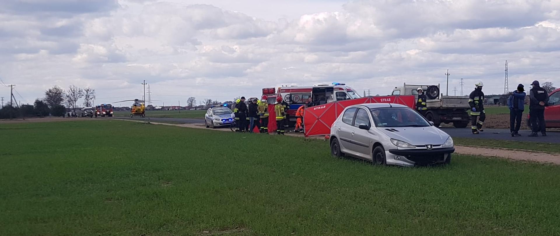 Uszkodzony samochód w tle helikopter