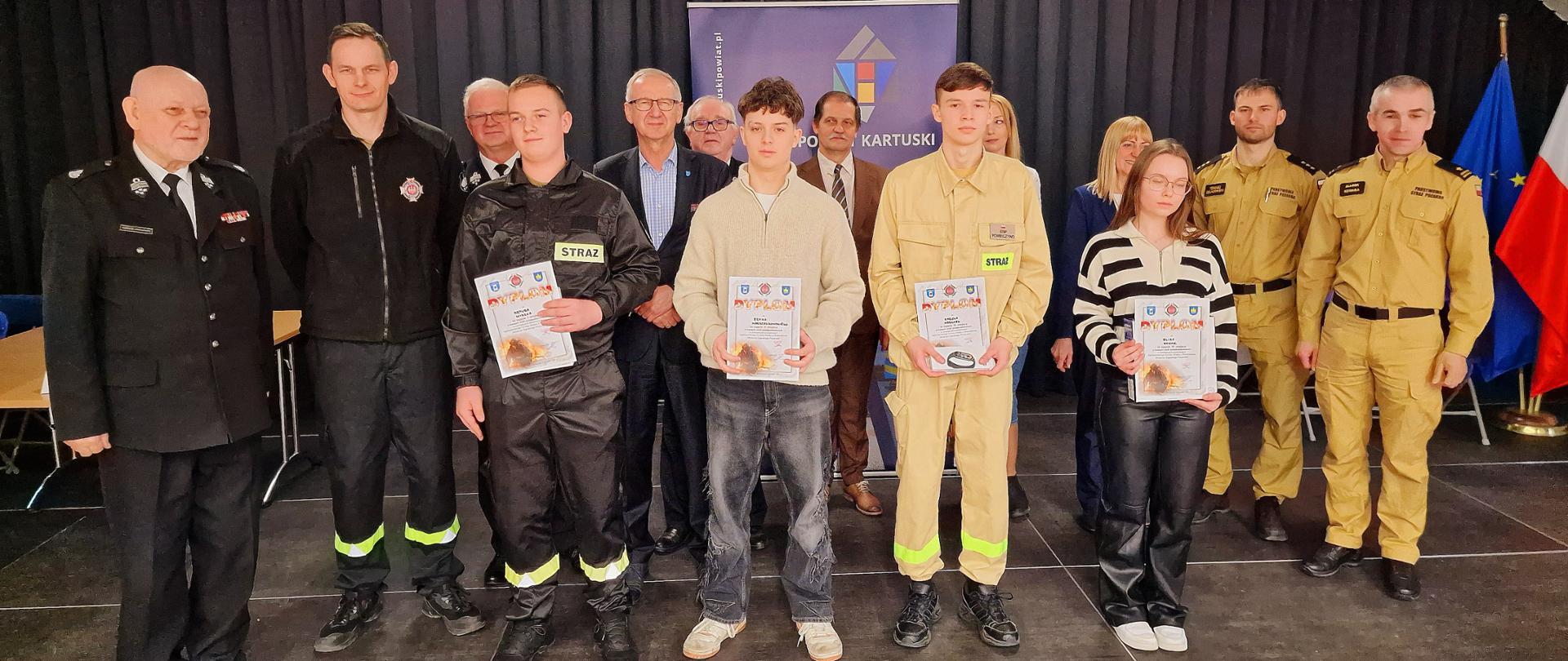 Zdjęcie grupowe najlepszych uczestników OTWP z trzeciej kategorii wiekowej wraz z Jury i zaproszonymi goścmi