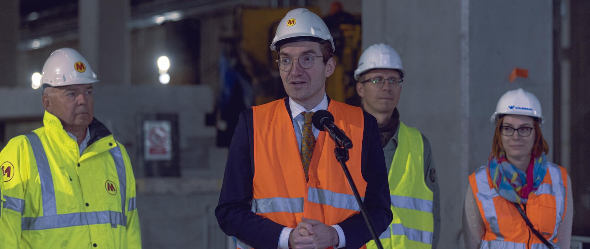 Na zdjęciu widać kilka osób w tym Pana ministra Jana Szyszko.