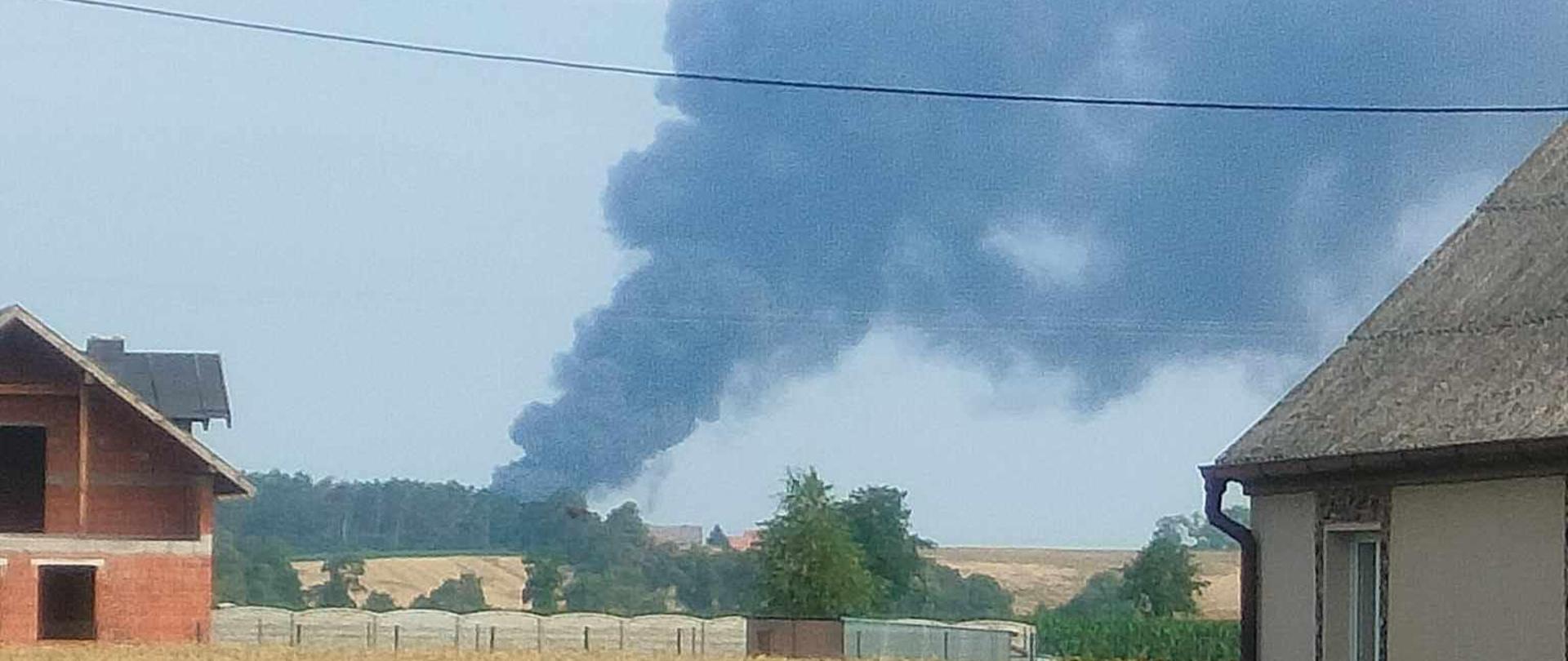 Z daleka widać duży, ciemny dym 