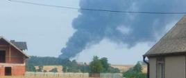 Widoczny ciemny dym nad miejsce pożaru