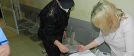 Zastępca Komendanta Powiatowego PSP w Kluczborku st. kpt. Łukasz Olejnik podczas przygotowywania do akcji szczepień.