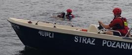 Zdjęcie przedstawia strażaków podczas ćwiczeń doskonalących na akwenach wodnych.
W tle jezioro.
