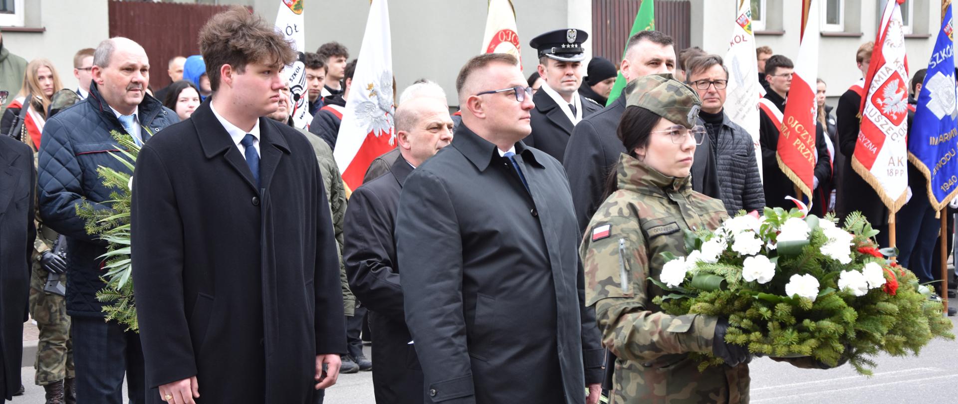 Na zdjęciu widać kobiety i mężczyzn