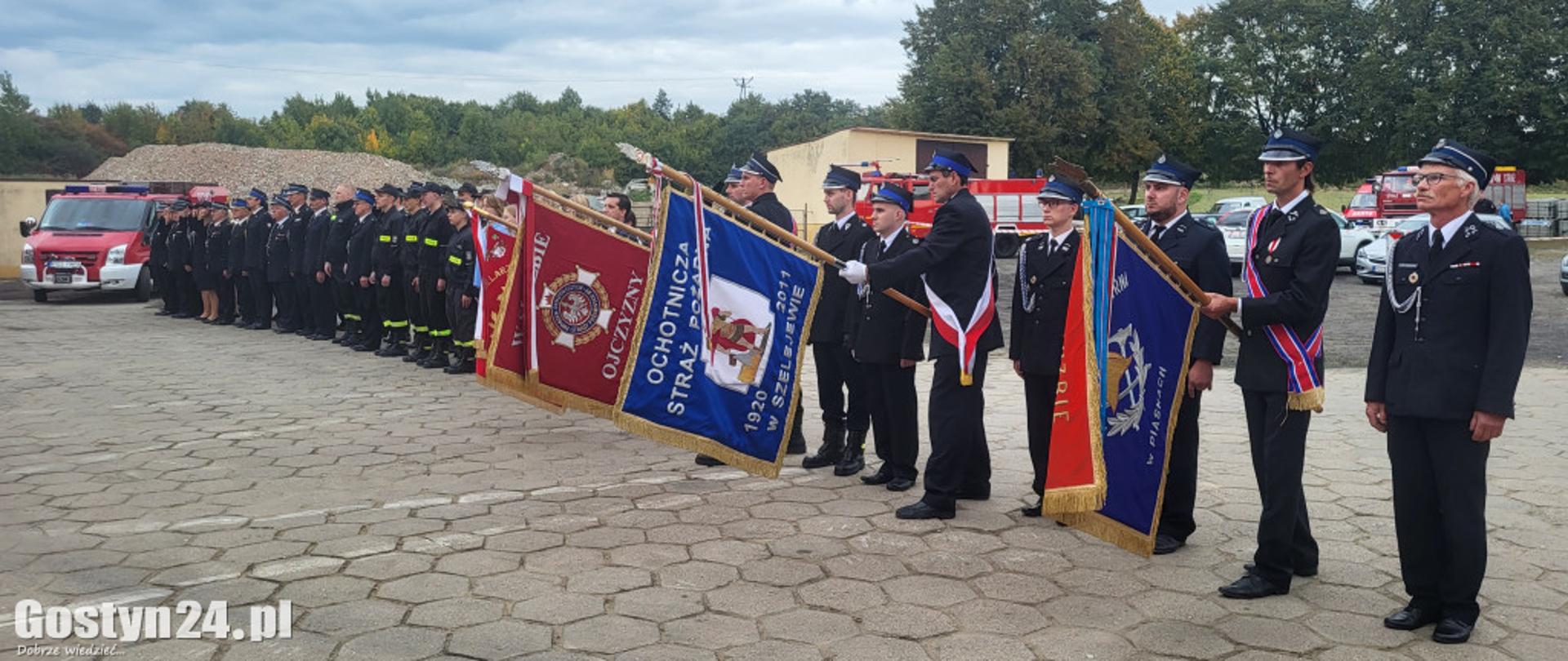 Poczty sztandarowe prezentują sztandary podczas uroczystości.