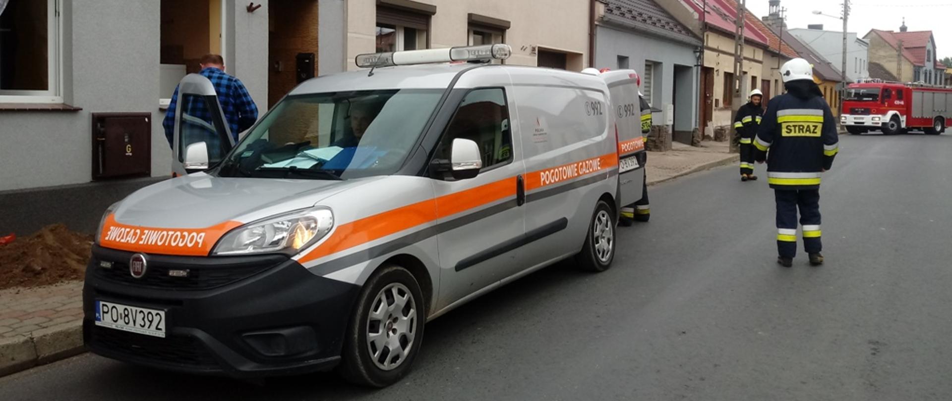Na zdjęciu znajduje się samochód pogotowia gazowego podczas akcji ratowniczej w Pogorzeli, gdzie został uszkodzony gazociąg średniego ciśnienia.