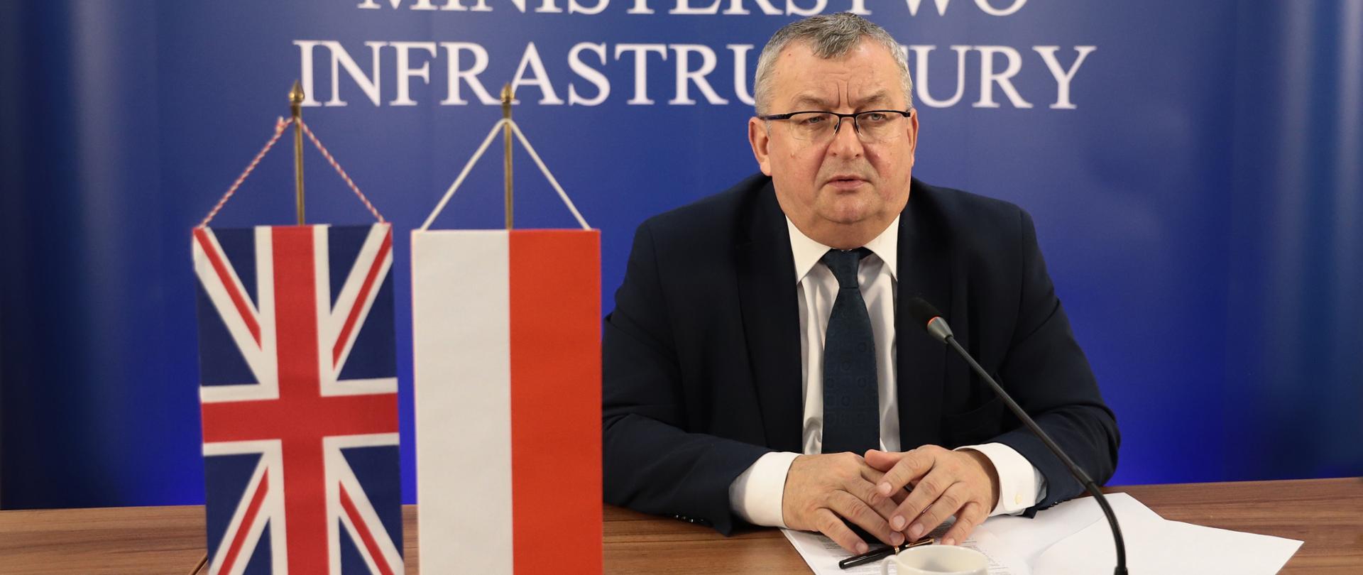 Video-rozmowa ministra Andrzeja Adamczyka z ministrem transportu Zjednoczonego Królestwa Grantem Shappsem