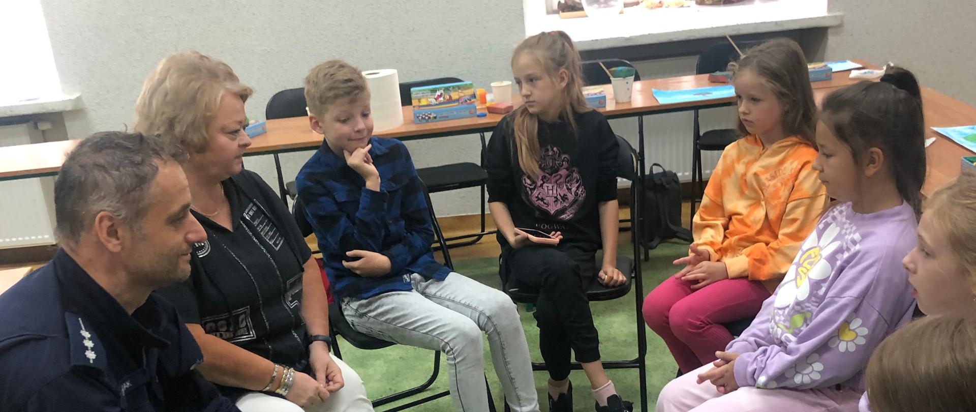 prelekcja dla uczestników Zajęć LATO W HUCIE prowadzona przez przedstawicieli Inspekcji Sanitarnej oraz Komendy Powiatowej Policji