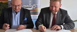 Minister zdrowia Łukasz Szumowski oraz dyrektor Lotniczego Pogotowia Ratunkowego Robert Gałązkowski podpisują umowę gwarantującą Lotniczemu Pogotowiu Ratunkowemu dofinansowanie na unowocześnienie infrastruktury. 