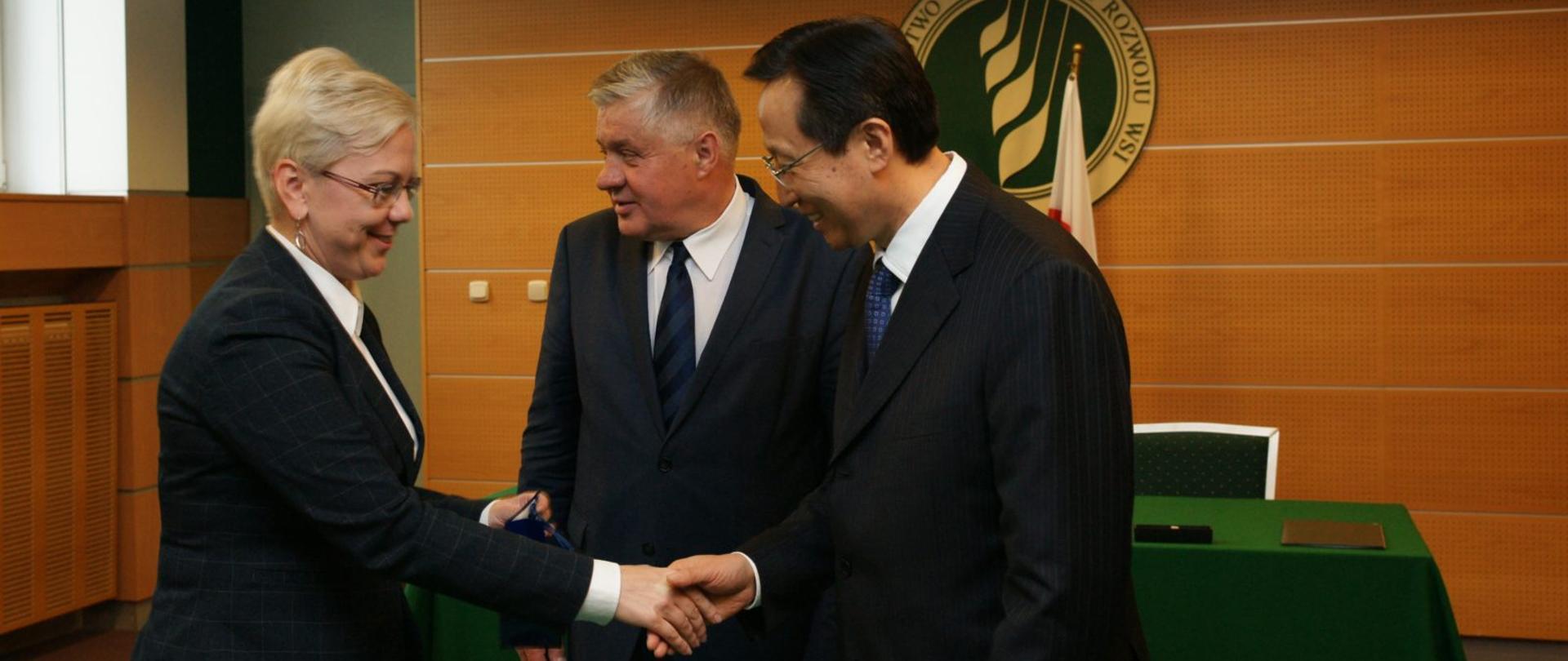 Na zdjęciu wiceminister Anna Moskwa wita się z ministrem Chin