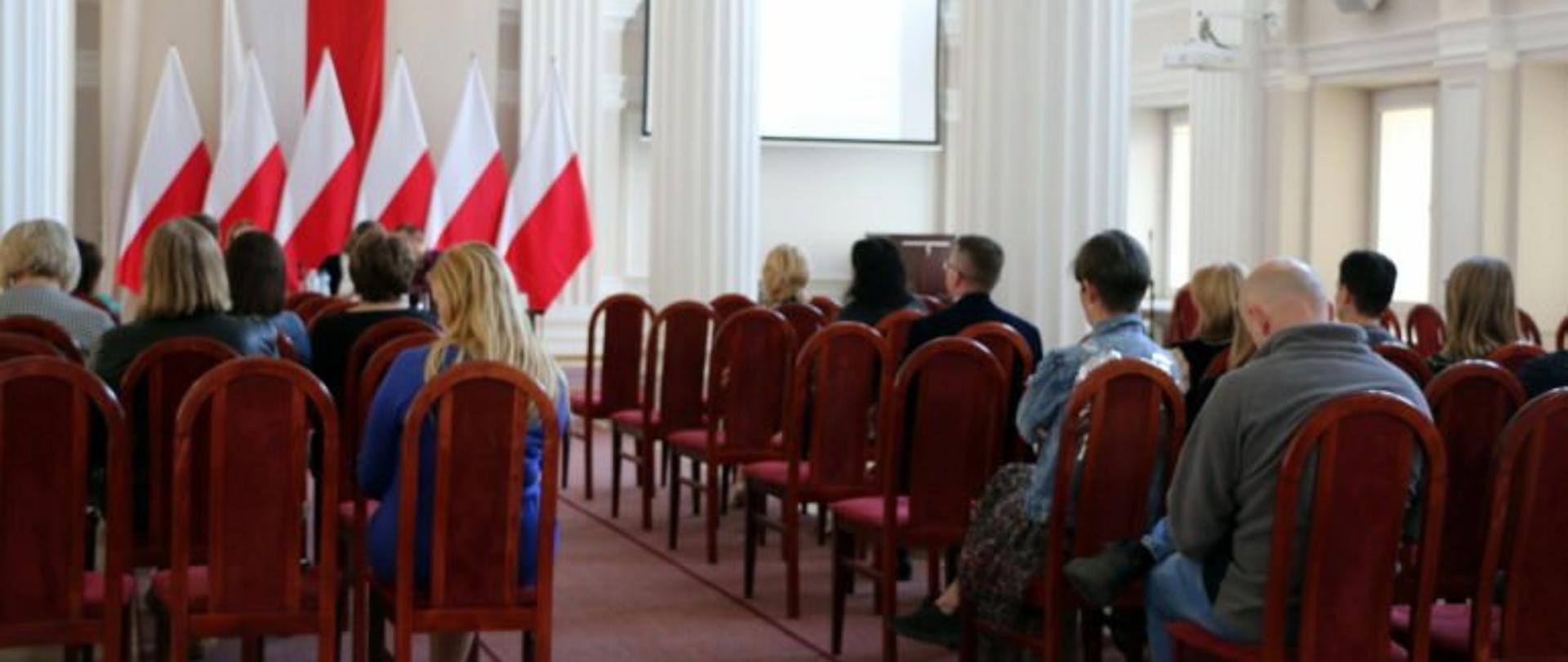 Uczestnicy szkolenia na temat zapobiegania i walki z handlem ludźmi zgromadzeni na sali kolumnowej PUW