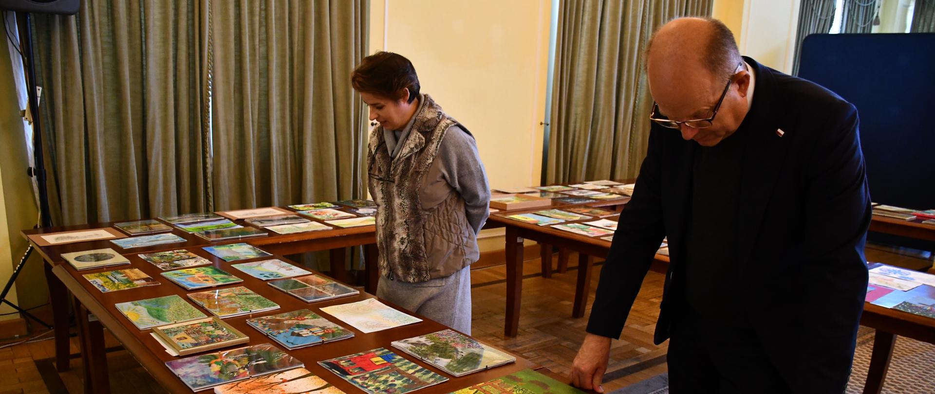 Wojewoda Mazowiecki Konstanty Radziwiłł ogląda prace konkursowe.