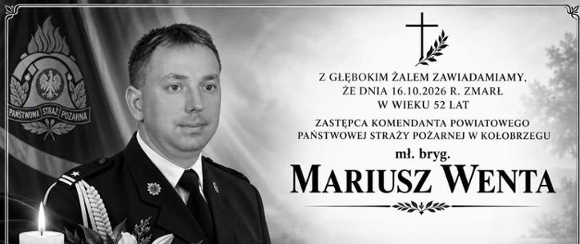 Część 1: Opis ogólny i układ graficzny.Obraz przedstawia czarno-białą tablicę nekrologową o prostokątnym, poziomym układzie, otoczoną cienką, ciemną ramką z ozdobnymi motywami w narożnikach. Całość jest utrzymana w stonowanej, wygaszonej tonacji czerni, bieli i odcieni szarości. Obraz podzielony jest na dwie główne części:Po lewej stronie: Znajduje się portret zmarłego mężczyzny w galowym mundurze strażackim.Po prawej stronie: Umieszczono tekst zawiadomienia o śmierci oraz symbole religijne i ozdobne. Część 2: Opis elementów po lewej stronie (Portret i tło).Mężczyzna: Portret przedstawia mężczyznę w średnim wieku, patrzy on wprost przed siebie ze spokojnym, poważnym wyrazem twarzy. Jest ubrany w ciemny, galowy mundur Państwowej Straży Pożarnej z widocznymi dystynkcjami na pagonie (dwie belce i gwiazdka), sznurem galowym na ramieniu oraz piniem w klapie marynarki. Szczegóły w tle i na pierwszym planie: W lewym górnym rogu, za postacią mężczyzny, widoczne jest godło/emblemat Państwowej Straży Pożarnej przedstawiające orła w koronie umieszczonego na tle skrzyżowanych toporków strażackich oraz szarfy z napisem „PAŃSTWOWA STRAŻ POŻARNA”. W lewym dolnym rogu, przed portretem, znajduje się paląca się biała świeca/znicz oraz wiązanka białych lilii. Część 3: Pełna treść tekstu (Po prawej stronie) W prawej części grafiki, na tle rozmytego, jasnego tła ze zarysami gałęzi drzew, znajduje się tekst wycentrowany w układzie pionowym:1.Na samej górze: Czarny krzyż łaciński z gałązką oliwną/palmową zaplecioną u jego podstawy.2.Nagłówek: „Z GŁĘBOKIM ŻALEM ZAWIADAMIAMY, ŻE DNIA 16.10.2026 R. ZMARŁ W WIEKU 52 LAT” 3. Stanowisko i pełniona funkcja:„ZASTĘPCA KOMENDANTA POWIATOWEGO PAŃSTWOWEJ STRAŻY POŻARNEJ W KOŁOBRZEGU” 4. Stopień służbowy: „mł. bryg.” 5. Imię i nazwisko zmarłego (zapisane największą, pogrubioną czcionką): „MARIUSZ WENTA” 6. Poniżej nazwiska: Ozdobna przerywana linia z motywem liści/gałązki pośrodku.