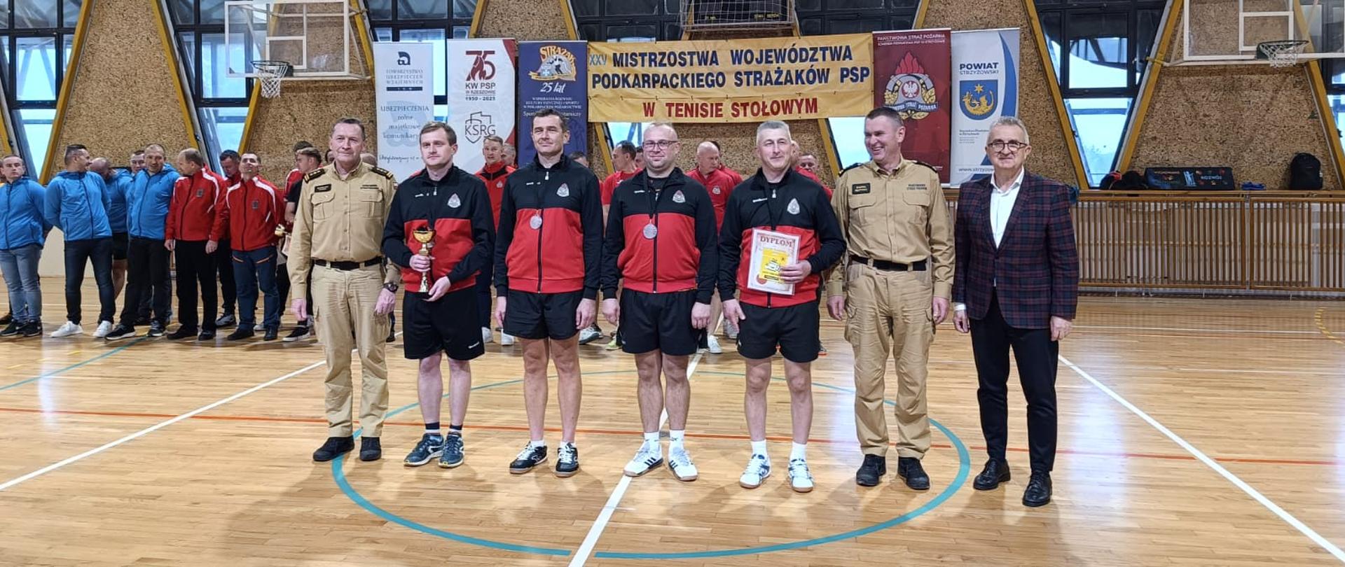 Zdjęcie przedstawia uczestników XXV Finałów Drużynowych Mistrzostw Województwa Podkarpackiego Strażaków PSP w Tenisie Stołowym.