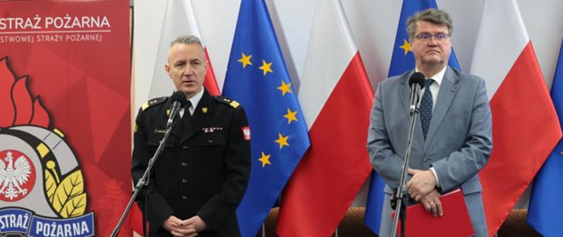 Na zdjęciu wiceminister Maciej Wąsik, wspólnie z komendantem głównym PSP gen. brygadierem Andrzejem Bartkowiakiem na konferencji prasowej.
