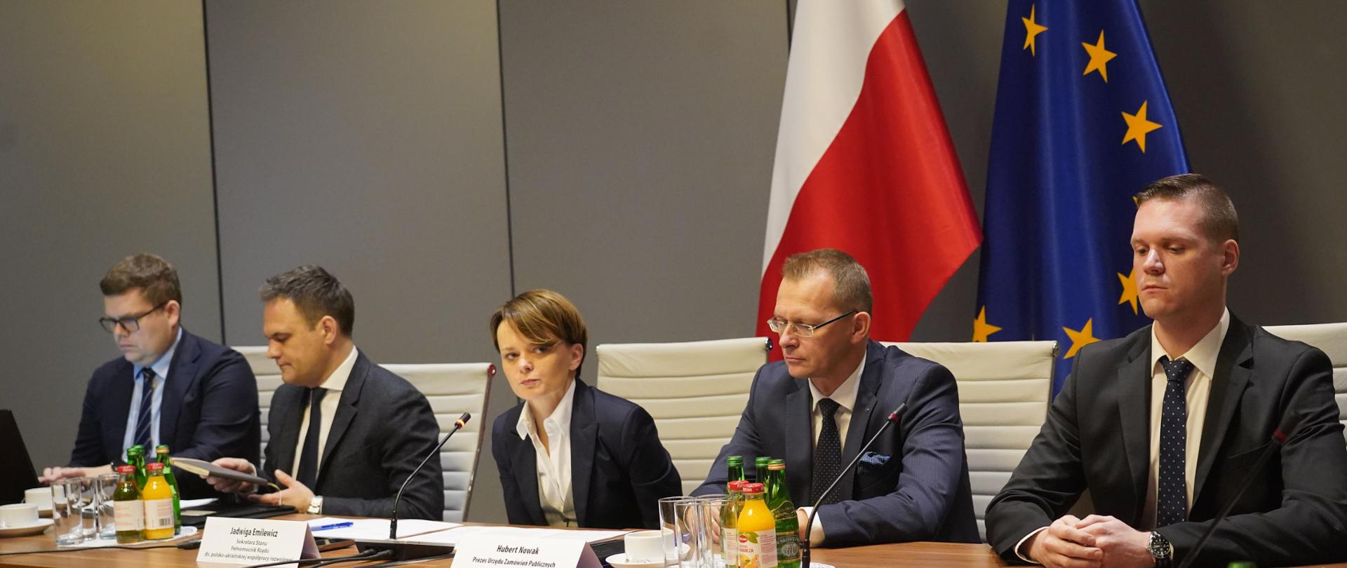 Wiceminister Jadwiga Emilewicz siedzi w środku przy stole.