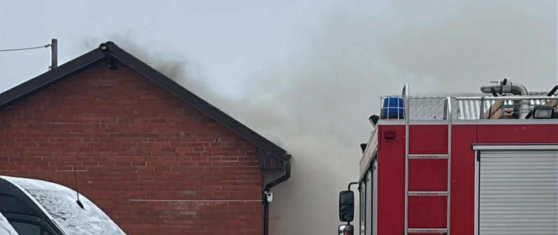 Pożar fragmentu dachu budynku