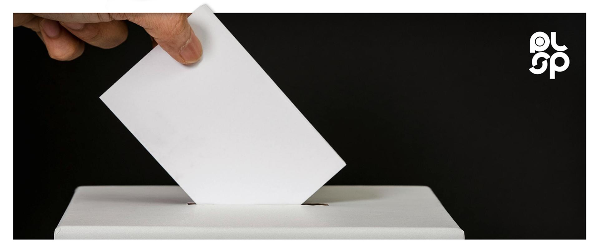 karta do glosowania wkładana do urny