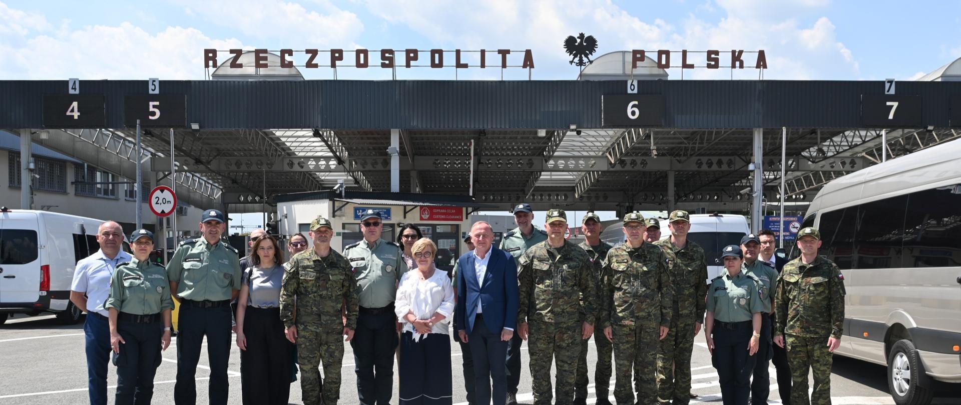 uczestnicy spotkania na przejściu granicznym w Medyce