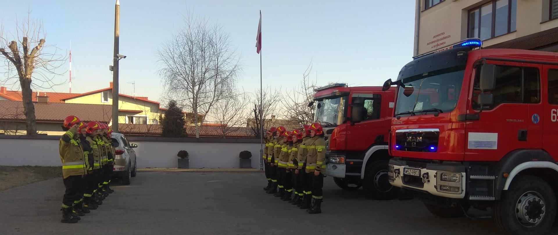 Fotografia przedstawiająca strażaków z PSP Szydłowiec podczas oddawania czci minutą ciszy dla poległych strażaków z Ukrainy