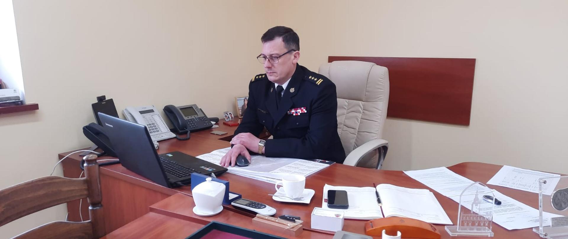 Na zdjęciu widać Komendanta PSP który prowadzi wideokonferencję 