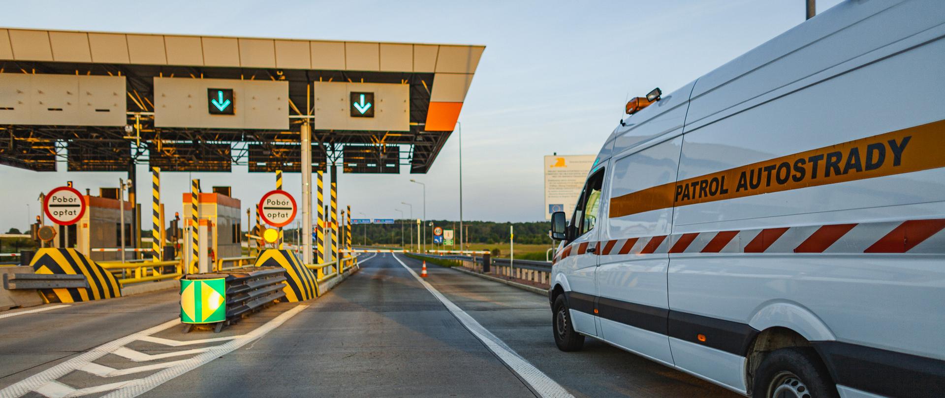 Miejsce poboru opłat w Łanach na węźle z DK40. Przy bramkach nawierzchnia betonowa, szlabany są zamknięte. Dla kierowców otwarte są dwa stanowiska, z zielonymi strzałkami.