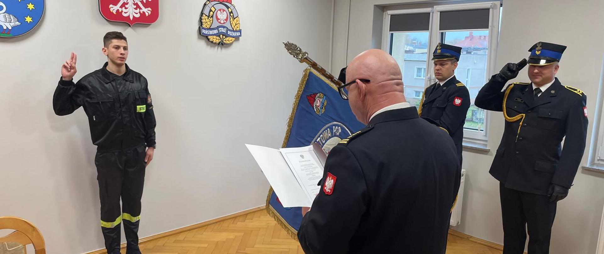 strażacy podczas ślubowania