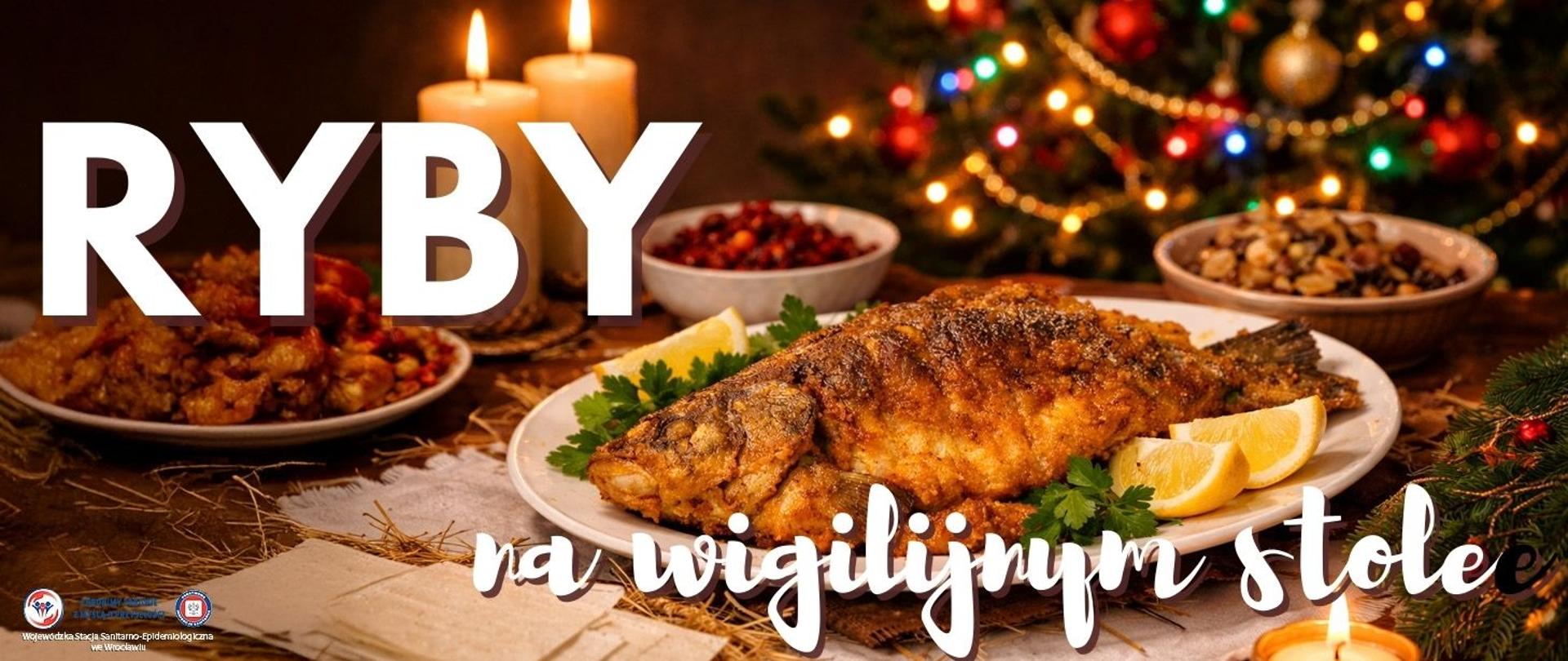 Złocisty karp, chrupiący i aromatyczny, spoczywa na półmisku pośród wigilijnych potraw. Jego rumiana panierka lśni w ciepłym świetle świec, a obok leżą cząstki cytryny i gałązki natki pietruszki. W tle widać biały obrus, opłatek, sianko pod obrusem i delikatnie migoczącą choinkę. Całość tworzy ciepły, nostalgiczny kadr polskiej Wigilii