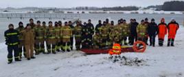 Widać strażaków biorących udział w ćwiczeniu