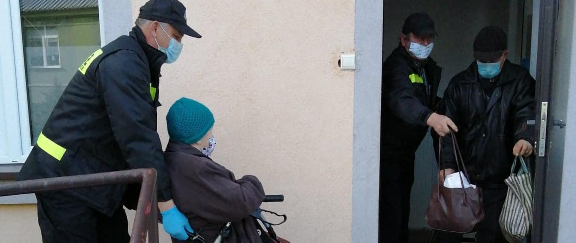 Strażacy pomagają starszym osobom w dotarciu do przychodni