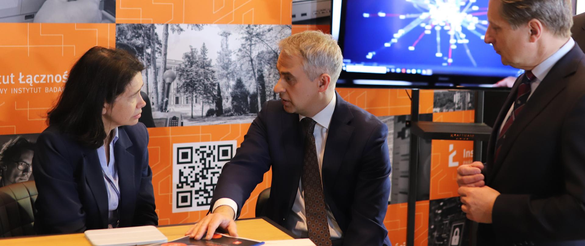  Wicepremier, minister cyfryzacji Krzysztof Gawkowski na stoisku Instytutu Łączności - PIB 