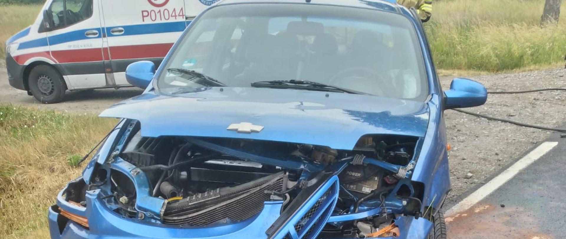 Zdjęcie przedstawia samochód osobowy po zdarzeniu.