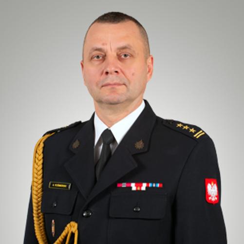 Opolski Komendant Wojewódzki PSP st. bryg. Arkadiusz KUŚMIERSKI w mundurze galowym.