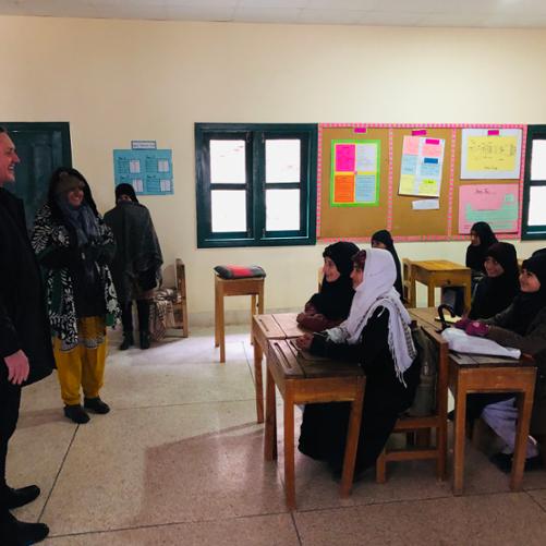 Zapewnienie dostępu do zasobów edukacyjnych online – budowa infrastruktury IT w Kaghan Memorial School fot. Ambasada RP w Islamabadzie