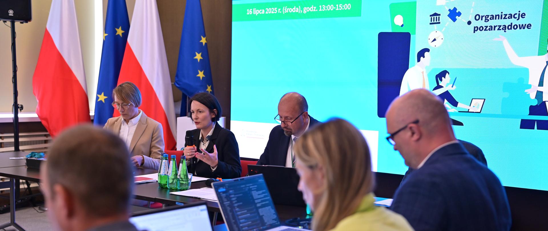 Zdjęcie przedstawia ludzi podczas spotkania w siedzibie NFOŚiGW z przedstawicielami NGO