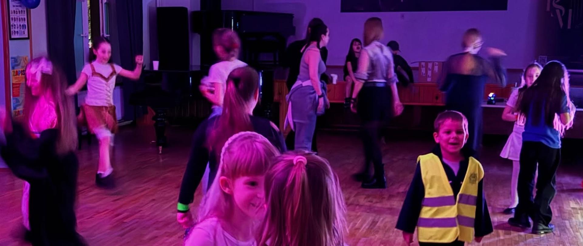 Zdjęcie przedstawiające uczestników szkolnej zabawy karnawałowej, która odbyła się 29 stycznia 2026 roku w auli.