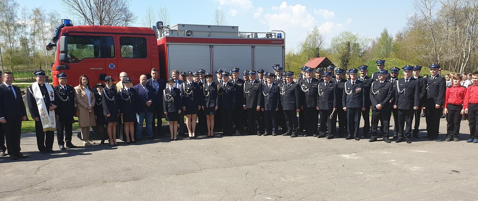 Zdjęcie przedstawia wszystkie osoby biorące udział w uroczystym apelu z okazji przekazania samochodu dla OSP Kanigowo,
