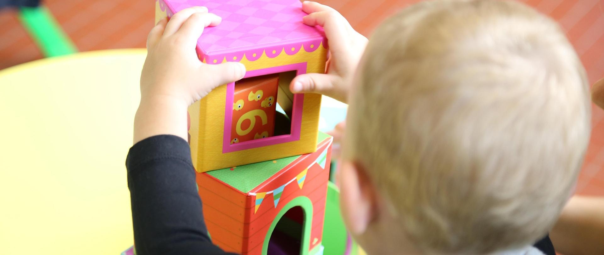 dziecko układające klocki