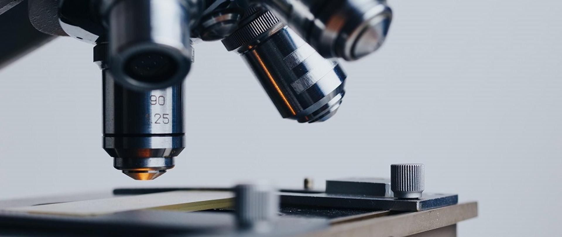 fragment mikroskopu i szkiełka z materiałem do badań laboratoryjnych