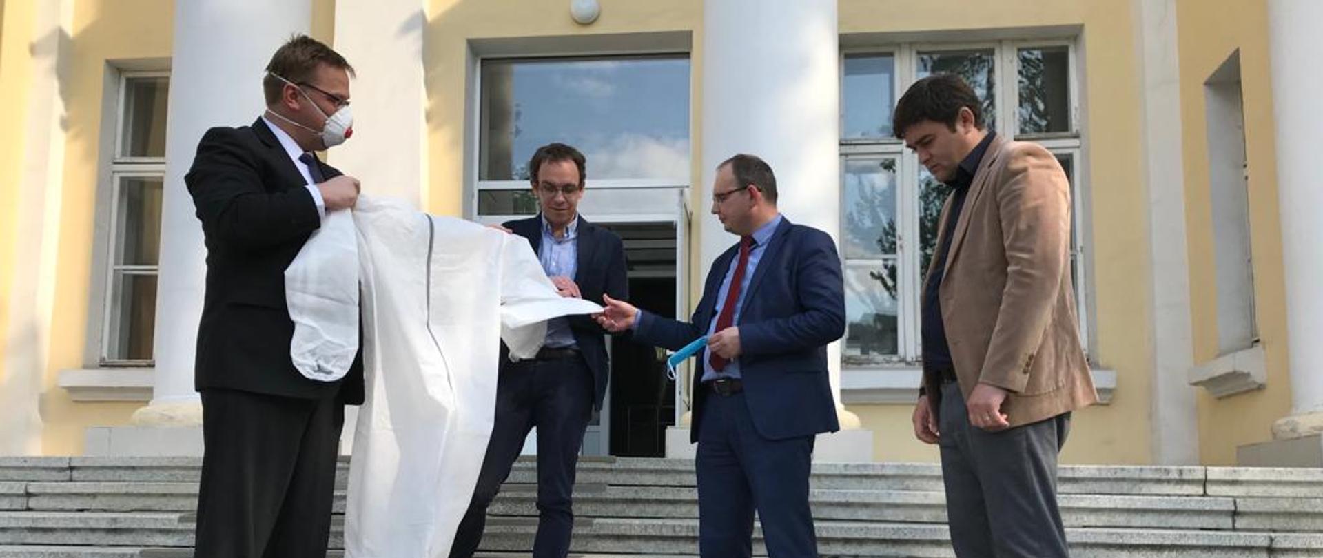 Gift delivery by Ambassador Bartłomiej Zdaniuk